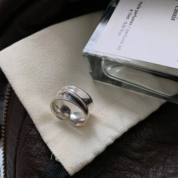 Minimalist Sterling Silver Twisted Geometric Ring - Picture 4 of 4